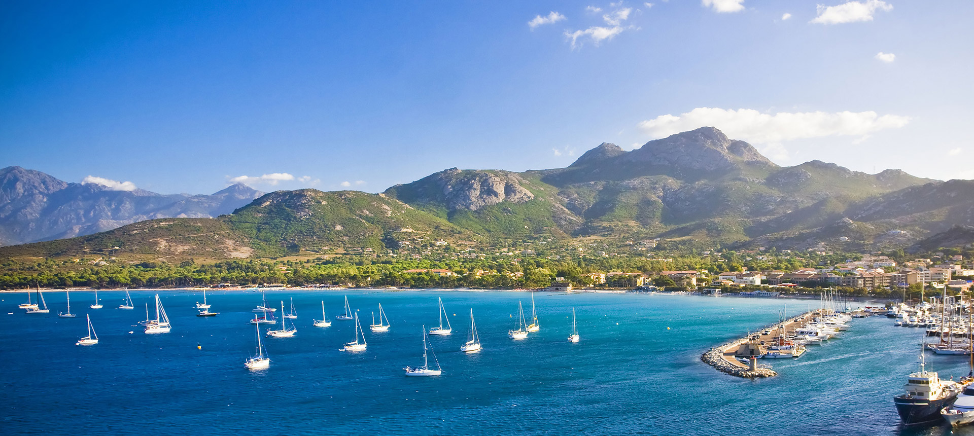 Vue sur la mer avec les bateaux sur le port proche de l'hôtel Balagne