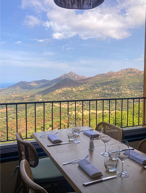 Vue depuis le restaurant de l'hôtel Balagne sur le maquis Corse et la mer