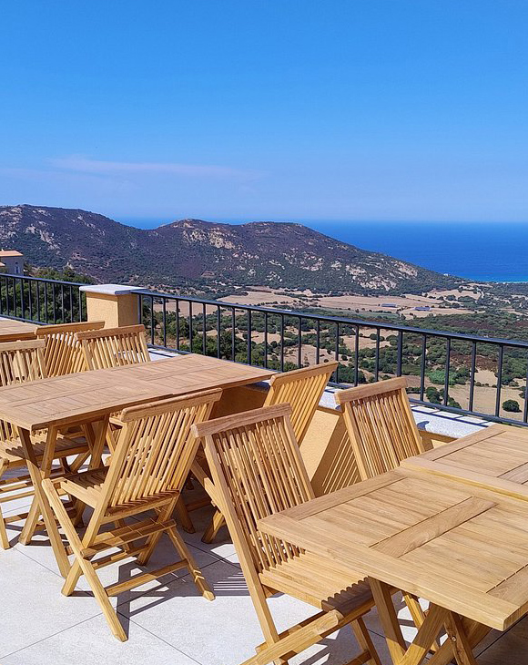 Vue depuis le restaurant de l'hôtel Balagne sur le maquis Corse et la mer